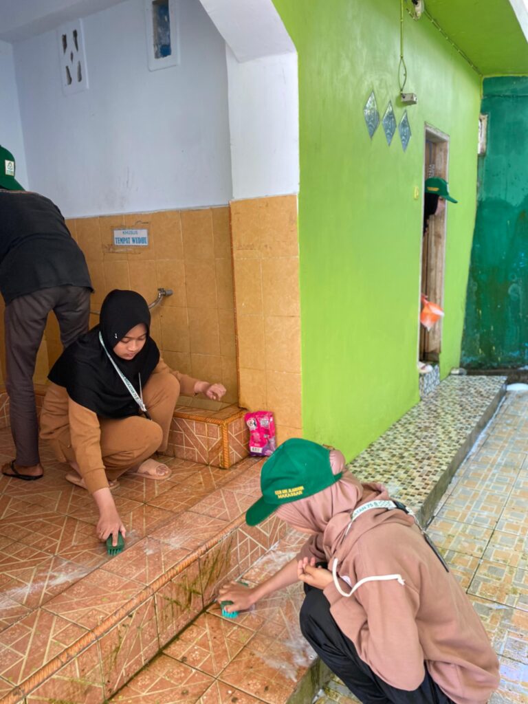 Mahasiswa KKN Reguler 75 UINAM Desa Gunung Perak Gelar Jumat Bersih Di Masjid Baitul Wadud