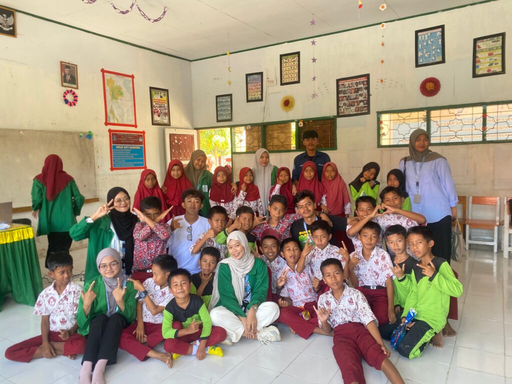 Jaga Lingkungan dan Hubungan Sosial, Mahasiswa KKN UIN Alauddin Makassar Angkatan 75 Adakan Sosialisasi di Sekolah Desa Tellongeng