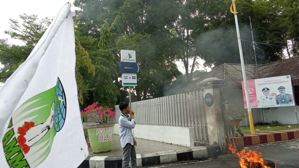 KAMMI Mandar Raya Demo Unjuk Rasa Pertanyakan Integritas PJ Bupati Polman dan PLT Kabag Umum, Indikasi Jual Beli