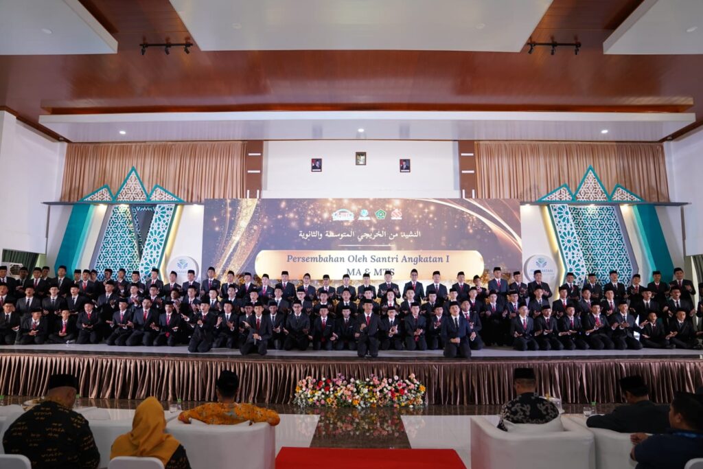 Perdana! Pesantren Modern Al-Fityan Gowa Tamatkan 110 Santri