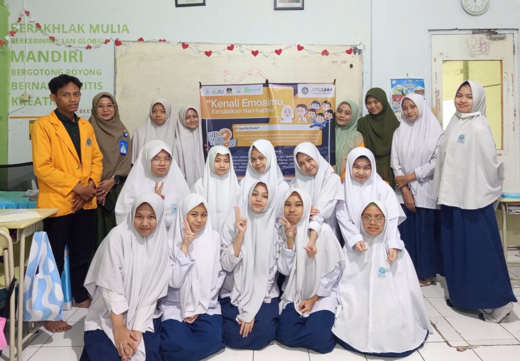 Psikoedukasi Inovatif dengan Poster X-Banner di SMPIT Darul Fikri Makassar oleh Mahasiswa BKP Asistensi Mengajar FPsi UNM