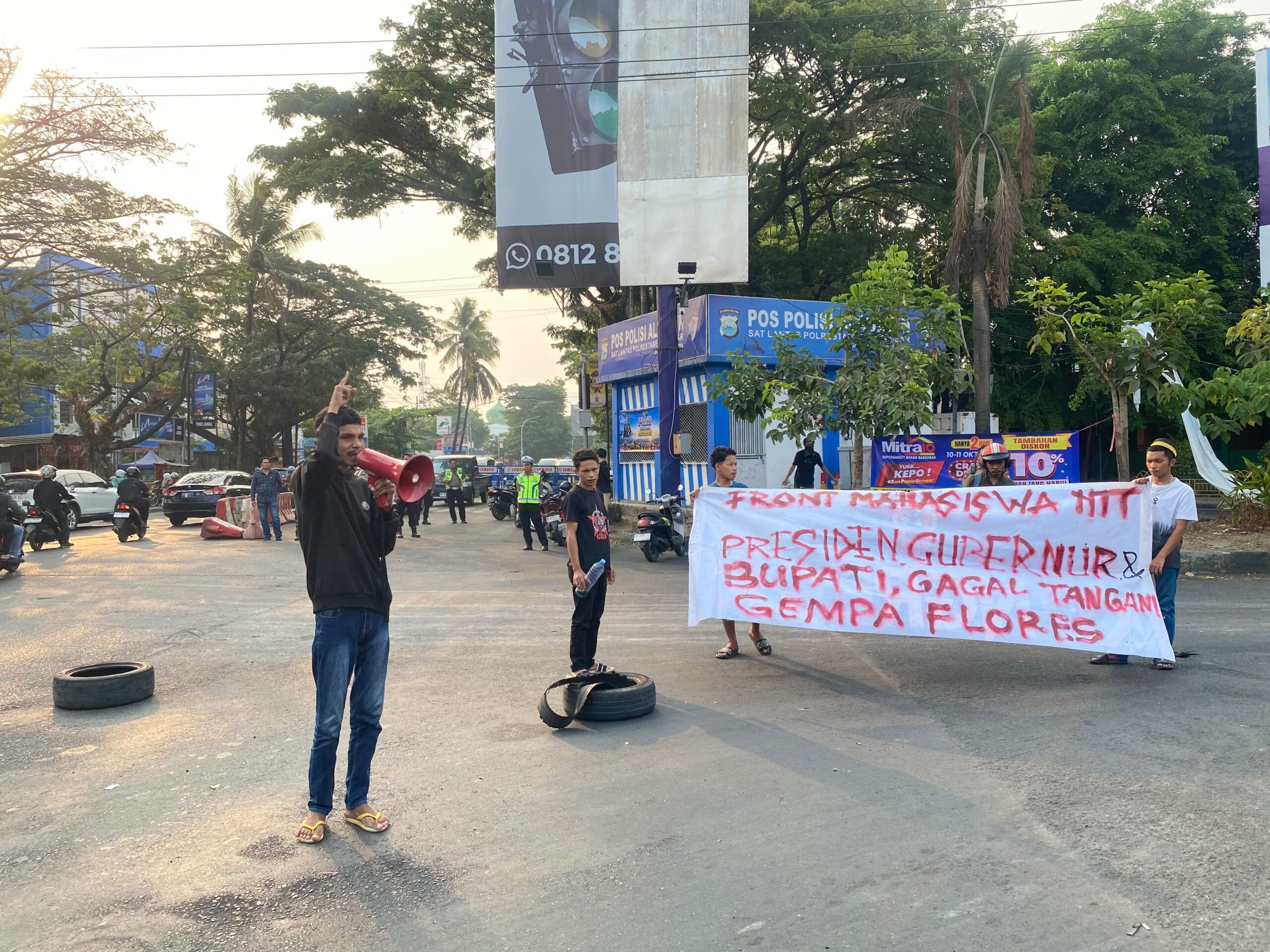Aliansi Mahasiswa dan Pemuda Flores- Makassar kembali menggelar aksi demonstrasi Jilid II menyoroti penanganan pascabencana gempa bumi Flores